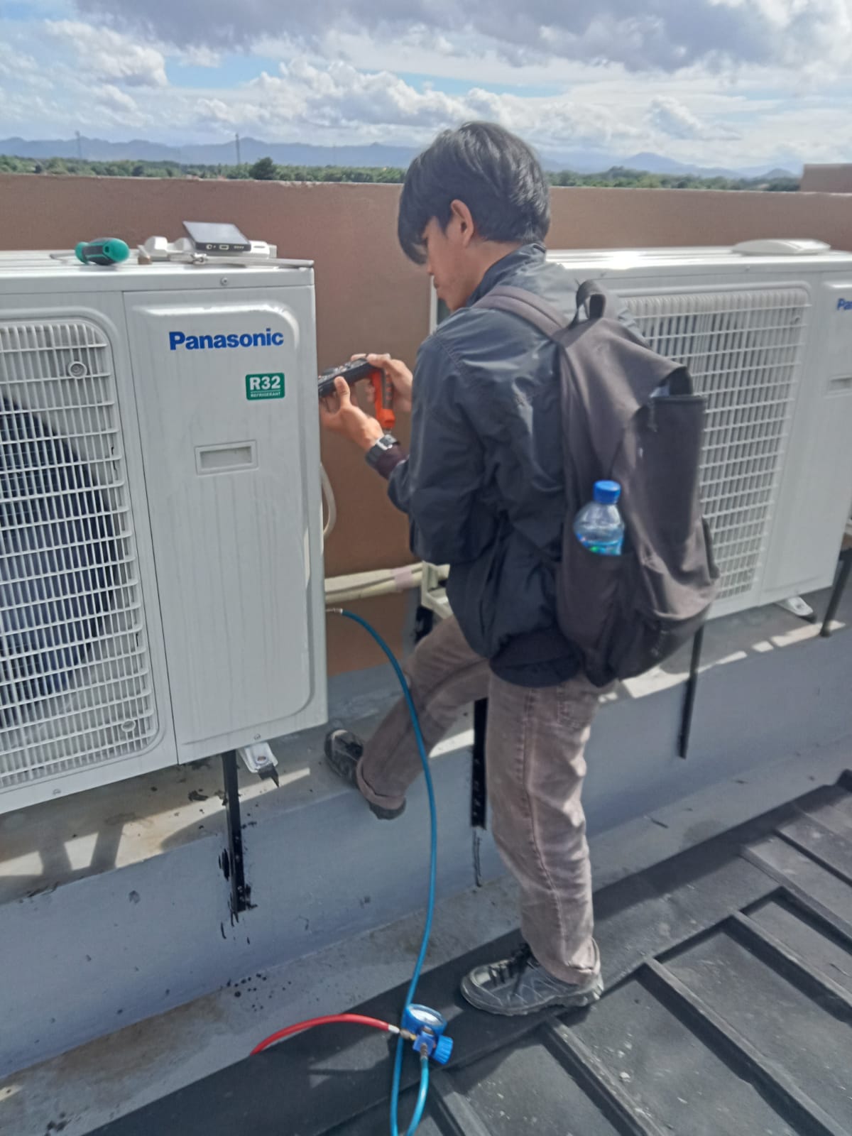 Teknisi AC profesional